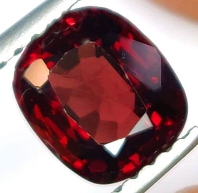 une pierre rouge au milieu d'un morceau de verre