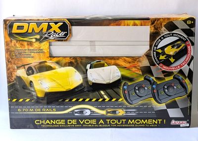 une boîte avec une télécommande et une petite voiture