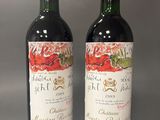 deux bouteilles de vin rouge posées l'une à côté de l'autre sur une table