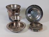 une assiette en argent et une tasse en argent posées sur une table