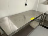 une table en acier inoxydable sur laquelle est posée une étiquette jaune