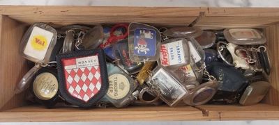 une boîte en bois remplie d'un assortiment de clés et de clés