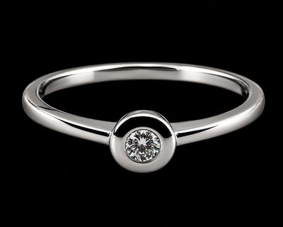 gros plan d'une bague en diamant sur fond noir