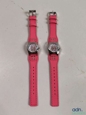 une paire de montres roses posées sur une table blanche