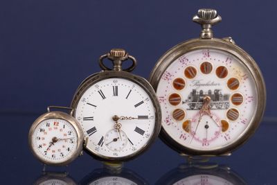 trois types d'horloges différents posés sur une table