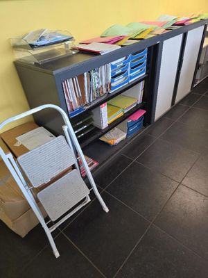 une étagère sur laquelle sont posés tout un tas de livres