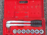 une boîte à outils rouge posée par terre
