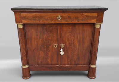 une armoire ancienne en bois, avec un plateau en marbre et des poignées en laiton