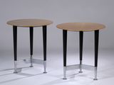 deux tables rondes avec des pieds noirs et un plateau en bois