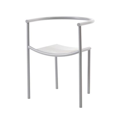 une chaise blanche posée sur une surface blanche
