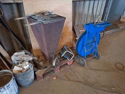 Servantes, établi, outillages, feuillard.
