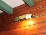 une photo d'une porte de salle de bains sur laquelle est accrochée une pancarte