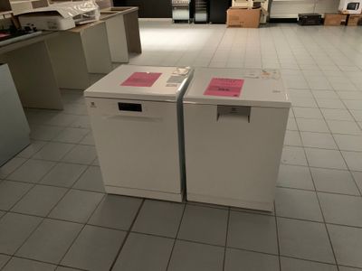 un réfrigérateur blanc trônant au milieu d'une cuisine