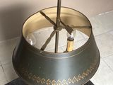 une lampe posée sur une table