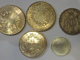 quatre types de pièces différents sont présentés sur une surface blanche