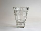 un vase en verre transparent posé sur une surface blanche