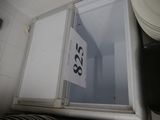 une affiche sur la porte d'une petite salle de bains