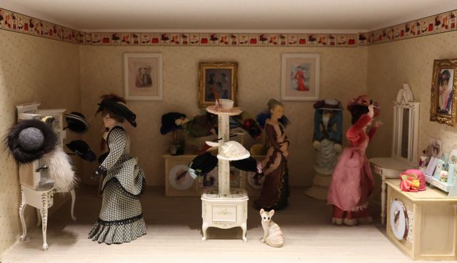 Diorama. Composition miniature, dans une vitrine en bois, vitre e...