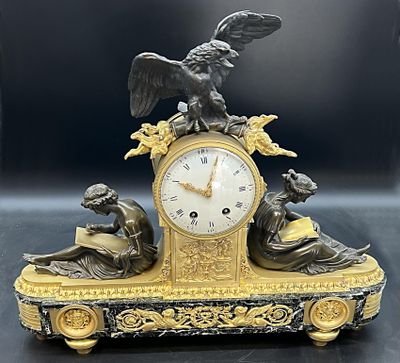une horloge surmontée d'une statue d'aigle