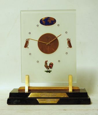 une horloge posée sur un support en bois
