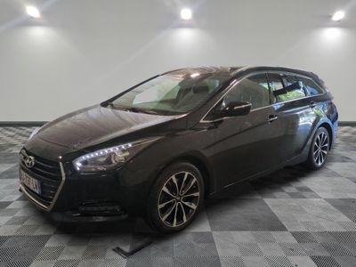 la voiture noire est garée sur un sol en damier dans le garage