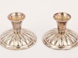 paire de chandeliers en argent sur fond blanc