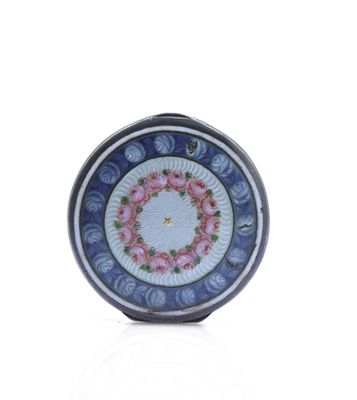une assiette bleue et blanche ornée de fleurs roses