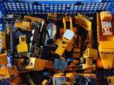 beaucoup de jeux de construction dans un panier bleu