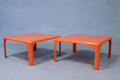 une paire de tables d'appoint en plastique orange sur fond gris