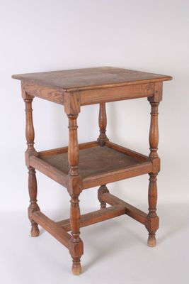 une petite table en bois surmontée d'une étagère