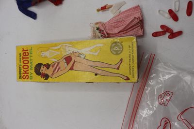 une boîte sur laquelle figure la photo d'une femme en maillot de bain