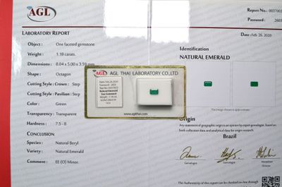 un certificat sur lequel figure l'image d'un diamant vert