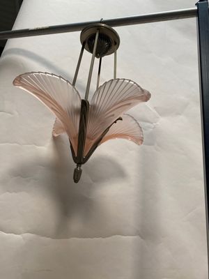 une lampe suspendue au plafond de la pièce