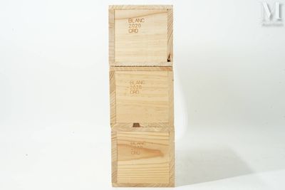 deux boîtes en bois empilées l'une sur l'autre sur une surface blanche