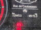 un gros plan sur le tableau de bord d'une voiture avec un voyant rouge