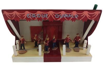 un ensemble de figurines représentant des personnes debout devant un cirque