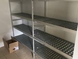 une étagère métallique dans le coin d'une pièce