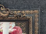 un miroir posé sur une table devant un mur