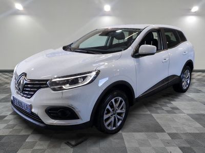 Le SUV Renault Kad blanc est garé sur un sol à damier.