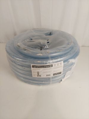 un rouleau de tuyau bleu posé sur une surface blanche