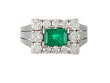 une bague en émeraude et diamant