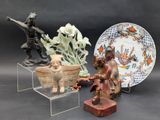 trois figurines assises l'une à côté de l'autre