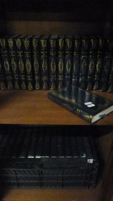 de nombreux livres sur une étagère dans une pièce