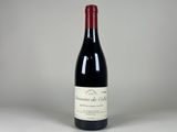 une bouteille de vin rouge posée sur une table blanche
