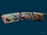 trois boîtes de Lego posées sur une surface bleue