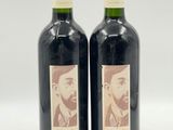 deux bouteilles de vin rouge sur lesquelles figure l'image d'un homme