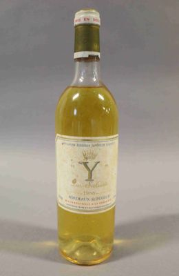 une bouteille de vin posée sur une table