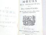 un livre ouvert avec le dessin d'un homme et d'une femme