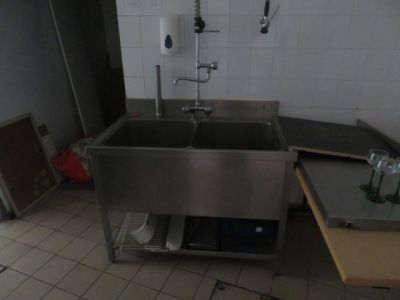 un évier en acier inoxydable au milieu d'une cuisine