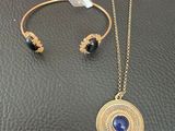 un ensemble composé d'un collier et d'un bracelet en or, sertis d'une pierre bleue